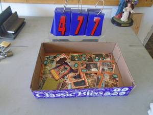 Vintage 1977 Starwars trading cards. Very nice condition. Approx 40 to 50 in the box. As shown. CASH ON SITE ONLY. PICKUP IS TUESDAY MAY 19TH FROM 11 AM TO 4 PM. REGARDLESS WHAT THE SCHEDULE STATES.