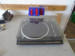 Vintage turntable. As shown. CASH ON SITE ONLY. PICKUP IS TUESDAY MAY 19TH FROM 11 AM TO 4 PM. REGARDLESS WHAT THE SCHEDULE STATES.