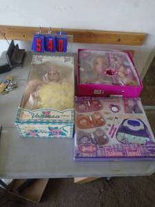 Porcelin doll & misc girl items. As shown. CASH ON SITE ONLY. PICKUP IS TUESDAY MAY 19TH FROM 11 AM TO 4 PM. REGARDLESS WHAT THE SCHEDULE STATES.