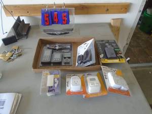 Flat of electronic devices. As shown. CASH ON SITE ONLY. PICKUP IS TUESDAY MAY 19TH FROM 11 AM TO 4 PM. REGARDLESS WHAT THE SCHEDULE STATES.