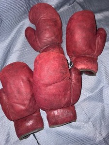 Lot of vintage red boxing gloves dare shade