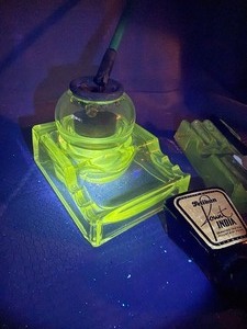 GLOWS glass inkwell and pen holder