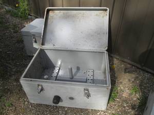Metal locking latching box with op...
