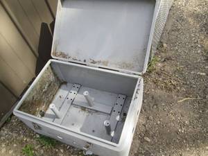 Metal locking latching box with op...