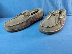 Brand New  Minnetonka Mens Pile Lined Hardsole slippers in charcoal suede. Size 14