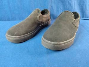 Brand New  Minnetonka Mens Alden Charcoal Suede Slippers.  Size 9