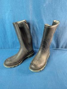 These are George rubber rain boots in black. Size 8