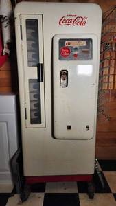 Coca-Cola Cavalier Coin-Op Vending Machine with Key (broken but could be copied)