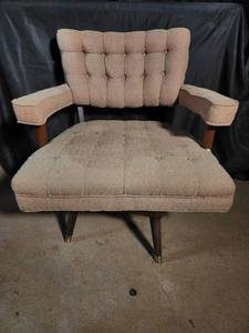 Vintage Upholstered Tufted Lounge Chair