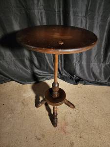 Wood Pedestal Side Table with Round Top