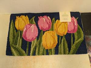 NEW HOOKED ACCENT RUG FLORAL