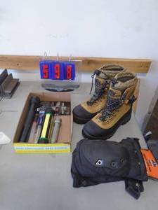 Mens Sorel boots. Size 11.5. With knee pads & flashlight. As shown. CASH ON SITE ONLY. PICKUP IS TUESDAY MAY 19TH FROM 11 AM TO 4 PM. REGARDLESS WHAT THE SCHEDULE STATES.
