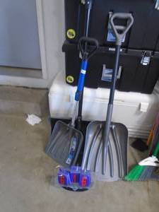 3 shovels. As shown. CASH ON SITE ONLY. PICKUP IS TUESDAY MAY 19TH FROM 11 AM TO 4 PM. REGARDLESS WHAT THE SCHEDULE STATES.