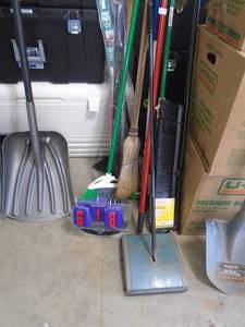 Misc brooms. As shown. CASH ON SITE ONLY. PICKUP IS TUESDAY MAY 19TH FROM 11 AM TO 4 PM. REGARDLESS WHAT THE SCHEDULE STATES.