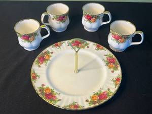 Royal Albert Old Country Roses Bone China Teacups & Plate - England 1962