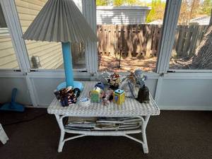 Wicker Coffee Table & Contents Inc Tea-Themed Ceramic Decor, Lamp & Books Mixed Lot