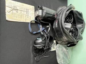 Sony CCD-TRV33 Handycam Vision Camcorder Kit with Ambico Bag
