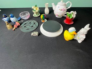 Mini Belleek Vase, GWTW Scarlett Cups, Hinged Trinket Box & Mixed Lot of Mini Decorative Figurines, Ornaments & Collectibles