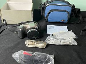 Olympus SP-600UZ 12MP Digital Camera with Case, Cables & Manual