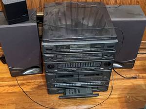 Soundesign Stereo System with 3 Speakers & Remote - untested
