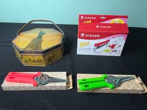 VTG Tin w Thread, Singer Stitch Sew Quick Hand-Held Sewing Machine With Thread Tin & Spools, Craft Tools NIB