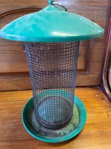 Short and Stout Bird Feeder