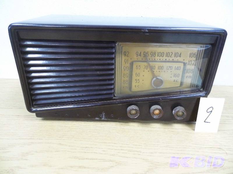 lot 9 image: Vintage Philco Radio