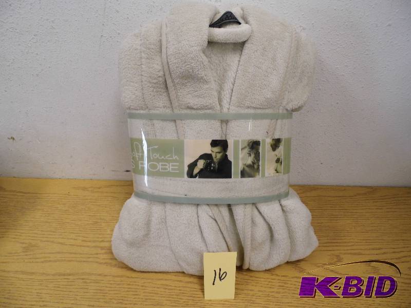 lot 16 image: New Soft Touch Mens Robe