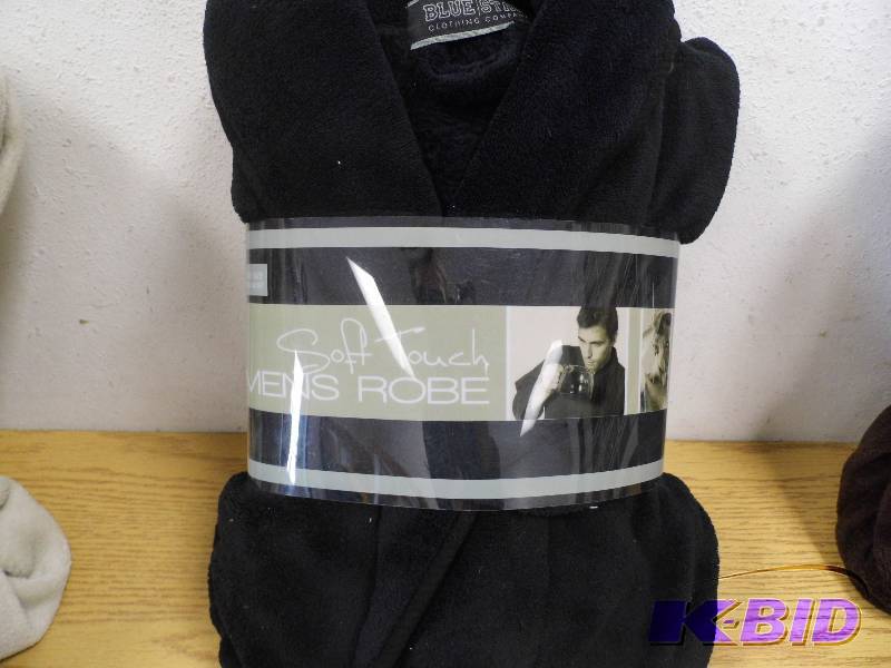 lot 18 image: New Soft Touch Mens Robe