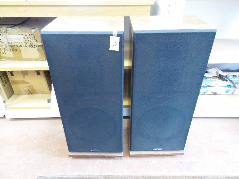 lot 33 image: Pair Sanyo Speakers