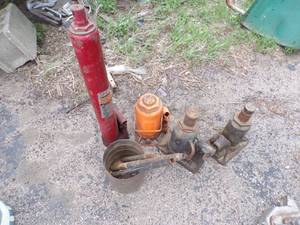 4 Hydraulic Jacks
