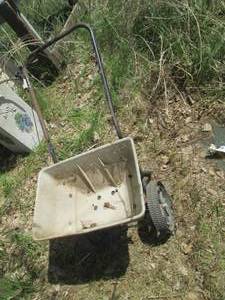 Manually operated fertilizer spread...