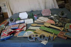 Large lot of decorative wall hangin...