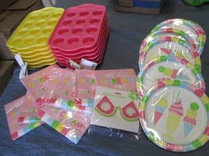 Sundae topping trays, plates and na...