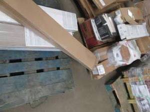 Pallet of assorted tile and laminat...