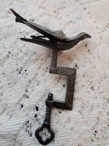 Victorian Sewing Bird Clam