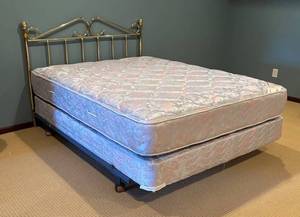 LL - Beautiful Vintage Queen Brass Bed