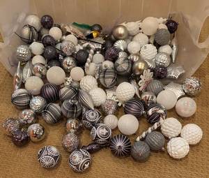 LLR - Assorted Festive Christmas Ornaments