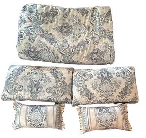 BR1 - J. Queen New York Comforter Set 81 x 86 In With 5 Pillows (Lot of 6)