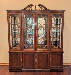 K - Vintage Thomasville Mahogany Breakfront China Cabinet