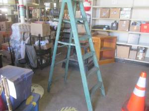 (FD) 6 Ft Aluminum Step Ladder Pain...
