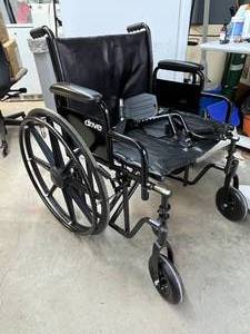 MSRP $450 Drive Sentra EC Heavy Duty Wheelchair, Flip-Back Desk Arms, Swing-Away Footrests, Adjustable Front Casters, Reinforced Steel Frame, Smooth-Roll Composite Wheels, Ideal For Home CareRehabMedical Use, EXCELLENT CONDITION