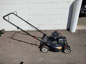 Murray 21 walk-behind lawn mower featuring a Briggs & Stratton engine.