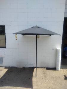 Black square 5 market patio umbrella with a center pole