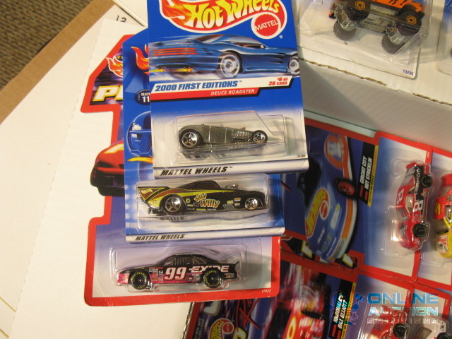 lot 15 image: Hotwheels, new in package, qty 40