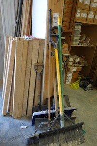 Miscellaneous group snow shovels, broom, spade
