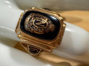 Vintage 1961 10K Gold Class Ring