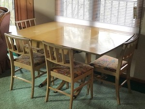 Vintage Dining Room Table with 4 Chairs - Smoke Free and it does show some wear and tear - see pictures
