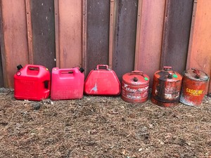 Lot of 6 Gas Cans - 4 Metal and 2 Plastic and the 2 of the tanks have fuel in them&nbsp