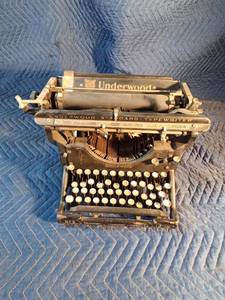 Vintage Underwood metal typewriter